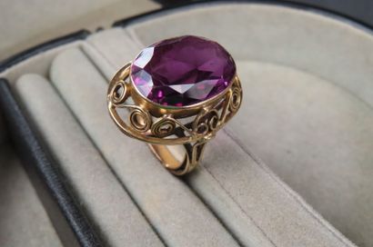 Bague en or jaune 14K (585/1000e) ornée d'une...