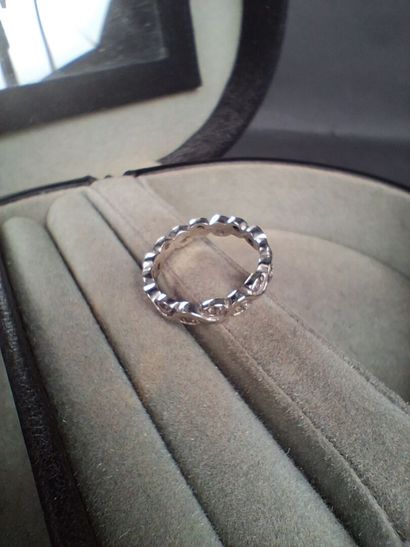 Bague en or blanc (750/1000e) ornée de pierres...