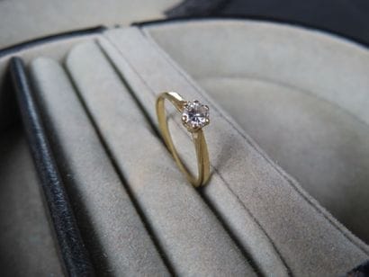 Bague en or jaune (750/1000e) ornée d'un...