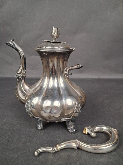 Cafetière en argent à panse godronnée, fretel...