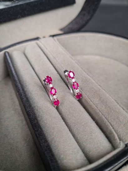 Paire de boucles d'oreilles en or blanc (750/1000e),...