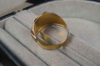 Chevalière en or jaune et blanc (750/1000e)...