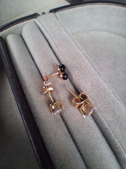 Lot comprenant : 1 paire de clous d'oreilles...