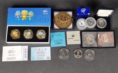 Lot comprenant : 3 médailles Jeux Asiatiques...