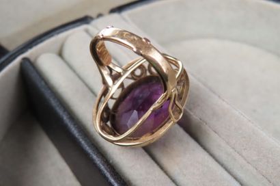 Bague en or jaune 14K (585/1000e) ornée d'une...