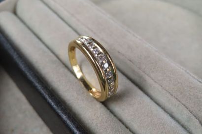 Bague en or jaune (750/1000e) à décor d'une...