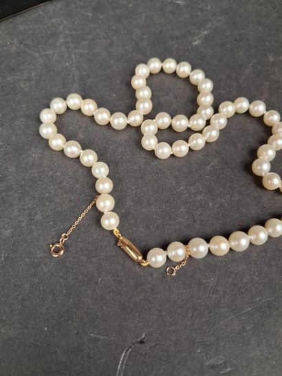 Collier de 79 perles de cultures, fermoir...