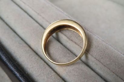 Bague en or jaune (750/1000e) à décor d'une...