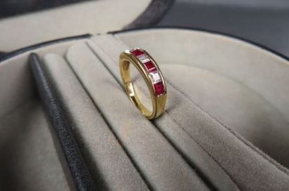 Bague en or jaune (750/1000e) ornée de quatre...