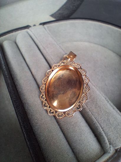 Pendentif ovale en or jaune (750/1000) centré...
