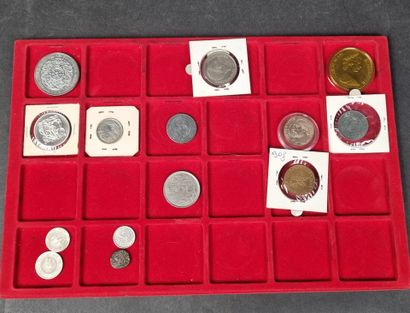 Mallette numismatique contenant 85 pièces...