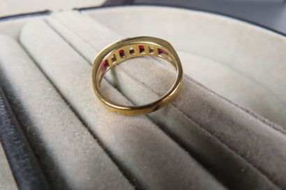 Bague en or jaune (750/1000e) ornée de quatre...