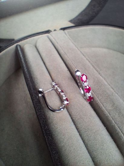 Paire de boucles d'oreilles en or blanc (750/1000e),...