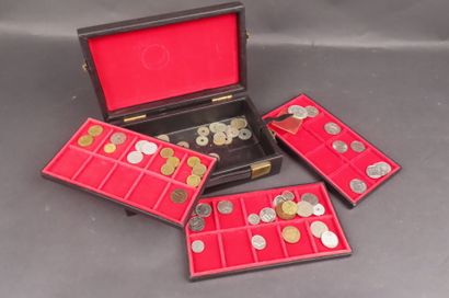 Lot de pièces dans un coffret comprenant...