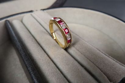 Bague en or jaune (750/1000e) ornée de quatre...