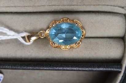 Pendentif en or jaune (750/1000e) orné d'une...