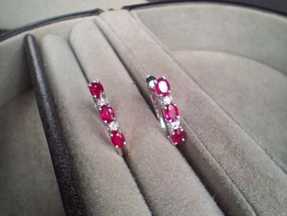 Paire de boucles d'oreilles en or blanc (750/1000e),...
