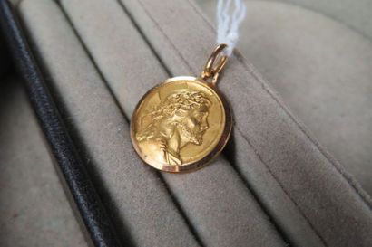 Médaille en or jaune (750/1000e) à profil...