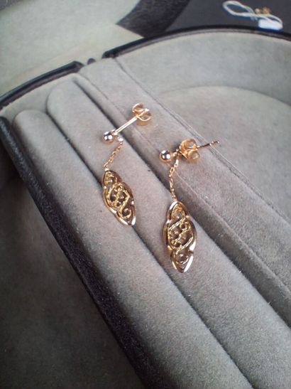Paire de pendants d'oreilles en or jaune...