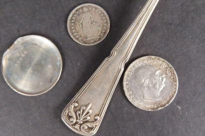 Lot en argent comprenant : 1 cuillère, poinçon...