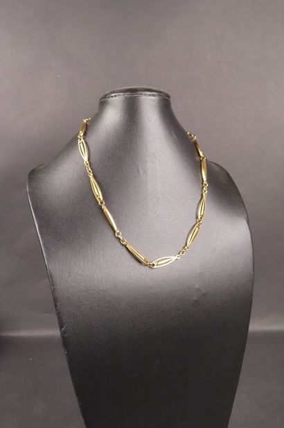 Collier en or jaune (750/1000e) formé d'une...