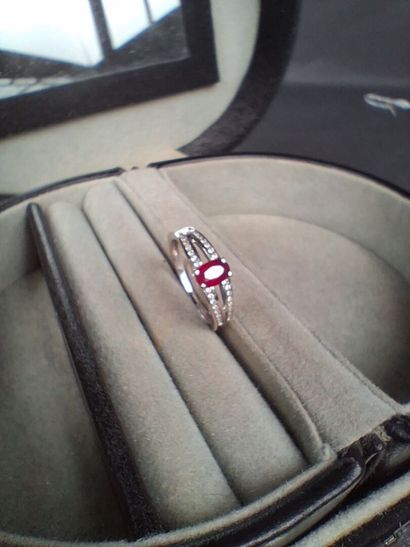 Bague en or blanc (750/1000e) ornée d'un...