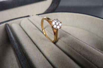 Bague en or jaune (750/1000e) ornée de 7...