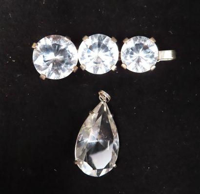 Deux pendentifs en argent, l'un avec orné...
