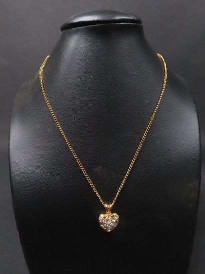 Lot de bijoux fantaisie comprenant : 5 colliers,...