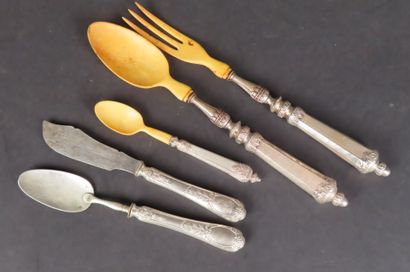 Lot de couverts de service, manches en argent...