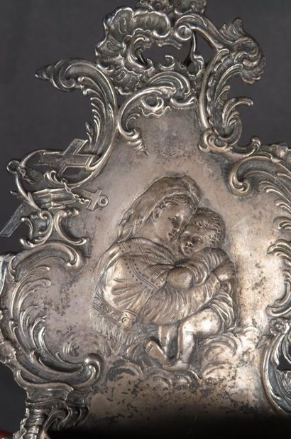 Bénitier en argent à décor d'une Vierge à...