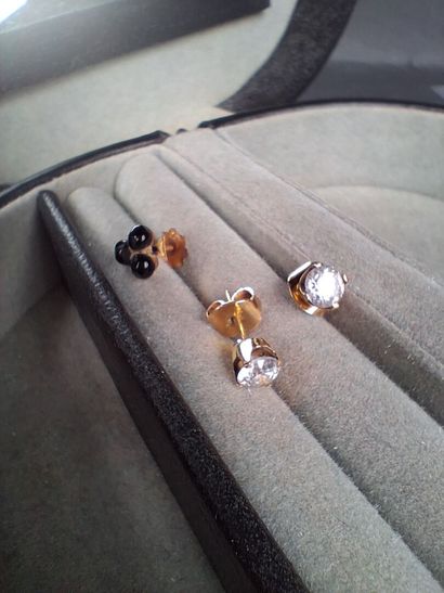 Lot comprenant : 1 paire de clous d'oreilles...