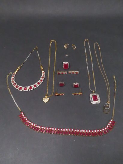 Lot de bijoux fantaisie comprenant : 5 colliers,...