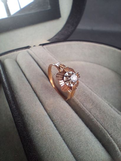 Bague en or jaune (750/1000) ornée d'une...