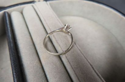 Bague en or blanc (750/1000e) ornée d'un...
