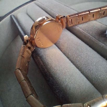 YEMA. Montre de dame, boîtier rond en or...