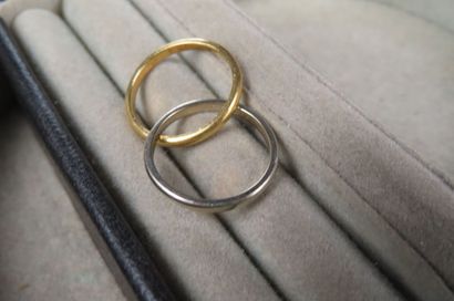 Deux anneaux en or jaune et blanc (750/1000e)...
