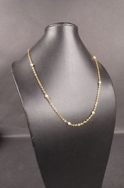 Collier en or jaune (750/1000e) orné de 6...