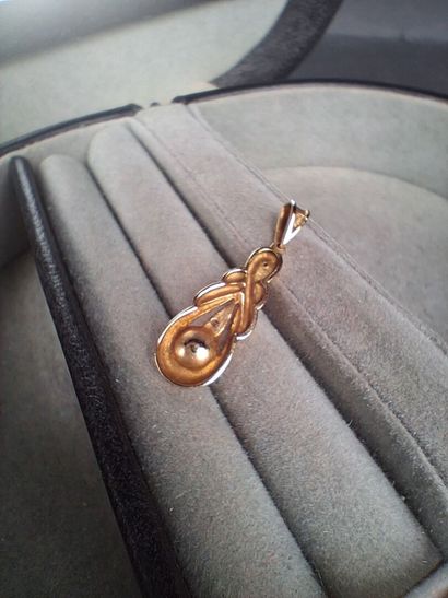Pendentif en or jaune (750/1000) orné d'une...