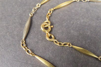 Collier en or jaune et blanc (750/1000e)...