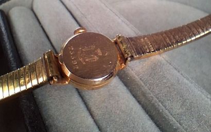 LIP. Montre de dame, boîtier rond en or jaune...
