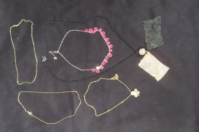 Lot fantaisie comprenant : 5 colliers et...