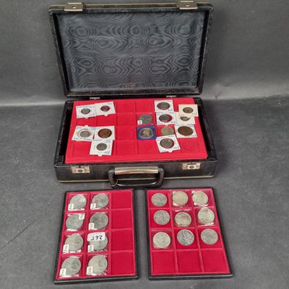 Mallette numismatique contenant 85 pièces...