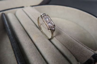 Bague en platine ornée de 5 petits diamants...