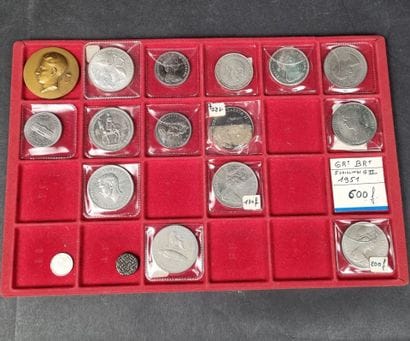 Mallette numismatique contenant 85 pièces...