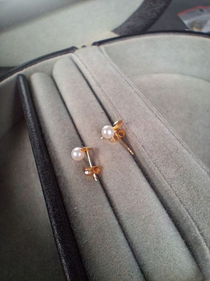 Paire de clous d'oreilles en or jaune (750/1000)...