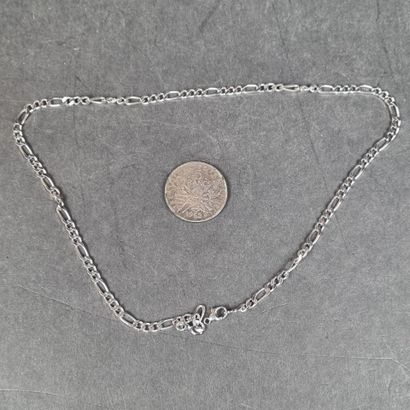 Lot en argent comprenant : 1 chaîne à mailles...
