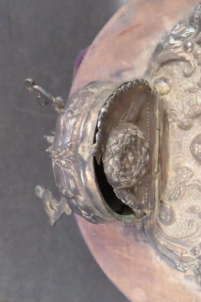 Bénitier en argent à décor de la Vierge montant...