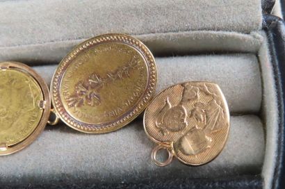 Lot en or jaune (750/1000e) comprenant 4...