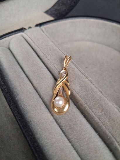 Pendentif en or jaune (750/1000) orné d'une...